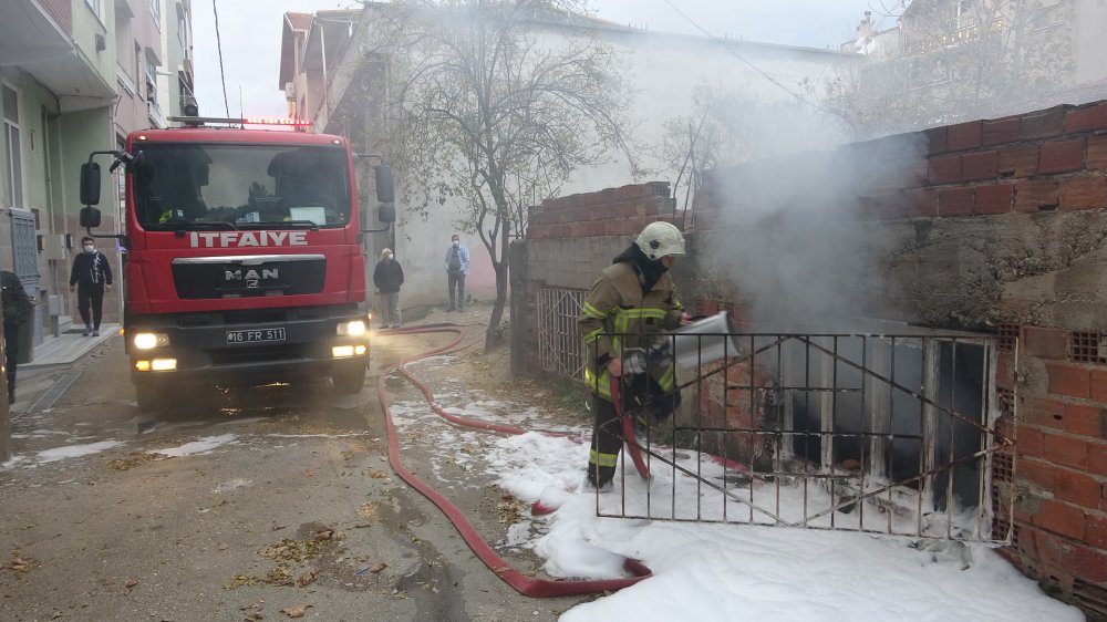 Binayı yakan şüpheliyi mahalleli yakaladı, linç edilmekten polis kurtardı