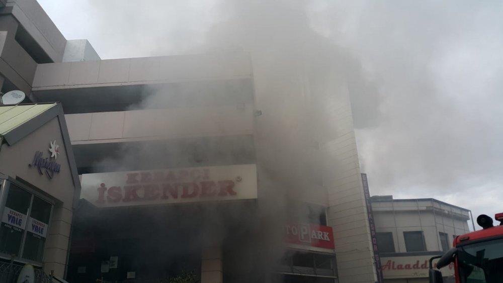 Bursa'da AVM deposunda yangın