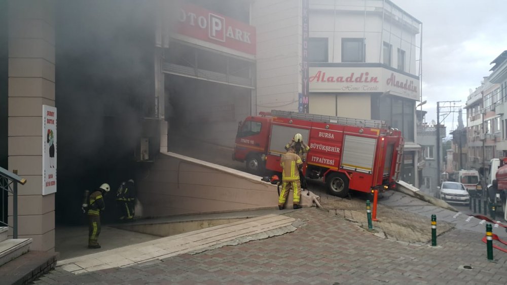 Bursa'da AVM deposunda yangın
