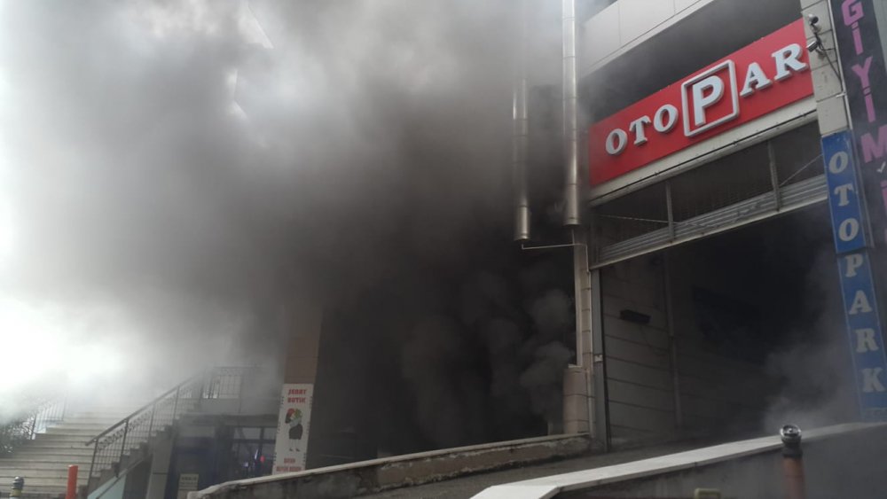 Bursa'da AVM deposunda yangın