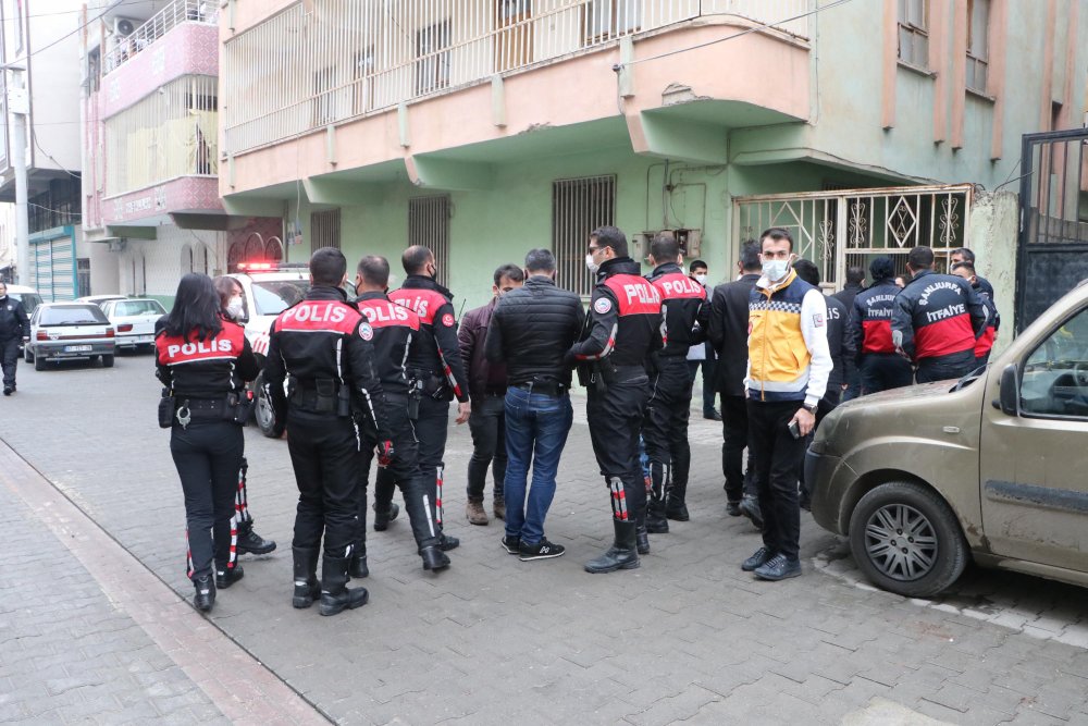 Ev sahibine kızıp evi ateşe verdiler, 2 polisi yaraladılar