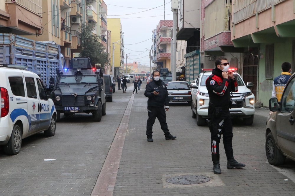 Ev sahibine kızıp evi ateşe verdiler, 2 polisi yaraladılar