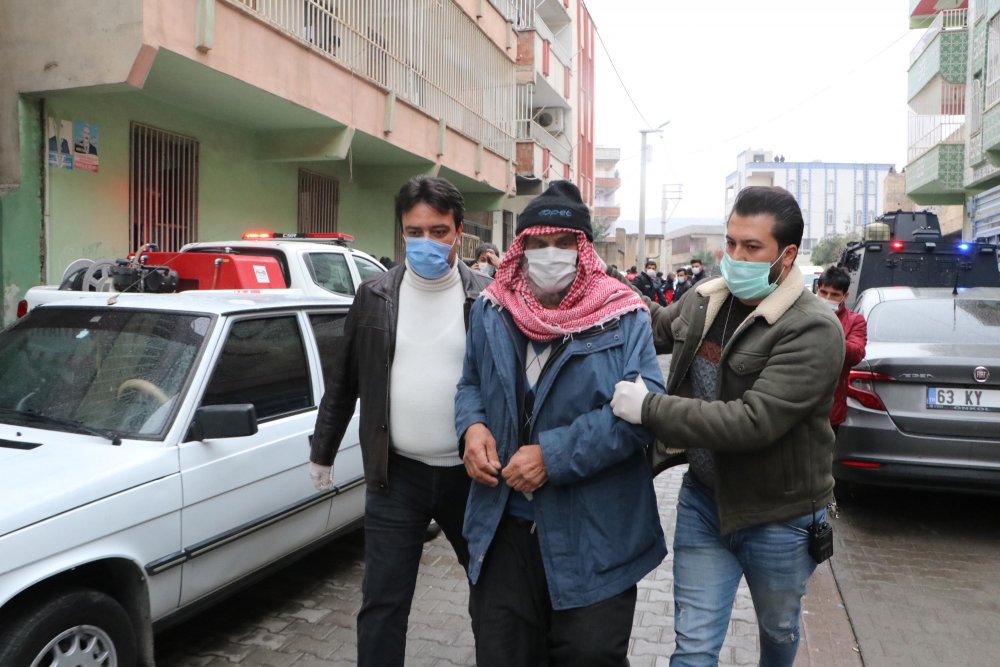 Ev sahibine kızıp evi ateşe verdiler, 2 polisi yaraladılar