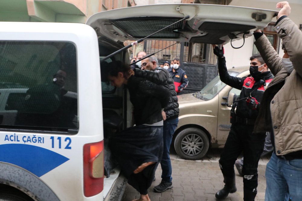 Ev sahibine kızıp evi ateşe verdiler, 2 polisi yaraladılar