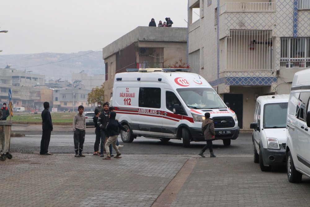 Ev sahibine kızıp evi ateşe verdiler, 2 polisi yaraladılar