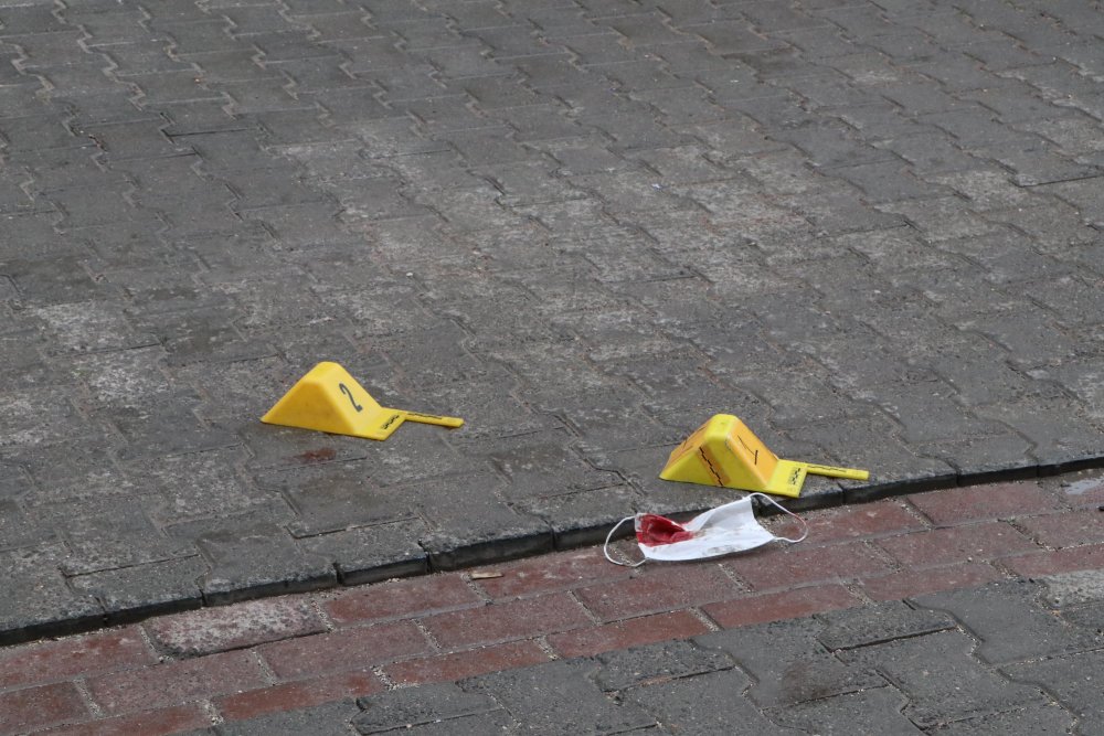 Ev sahibine kızıp evi ateşe verdiler, 2 polisi yaraladılar