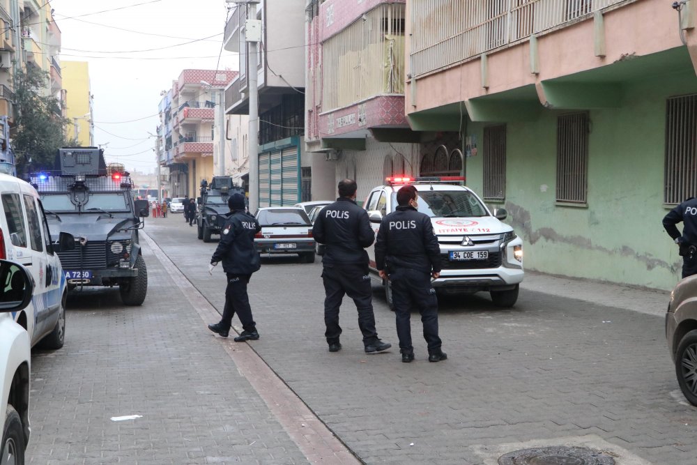Ev sahibine kızıp evi ateşe verdiler, 2 polisi yaraladılar