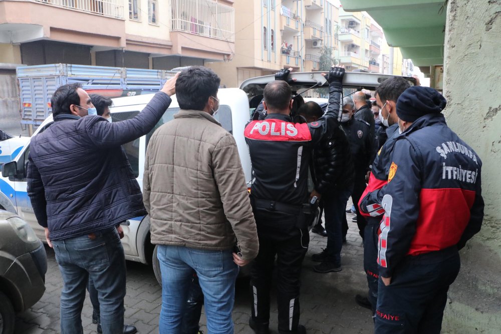 Ev sahibine kızıp evi ateşe verdiler, 2 polisi yaraladılar