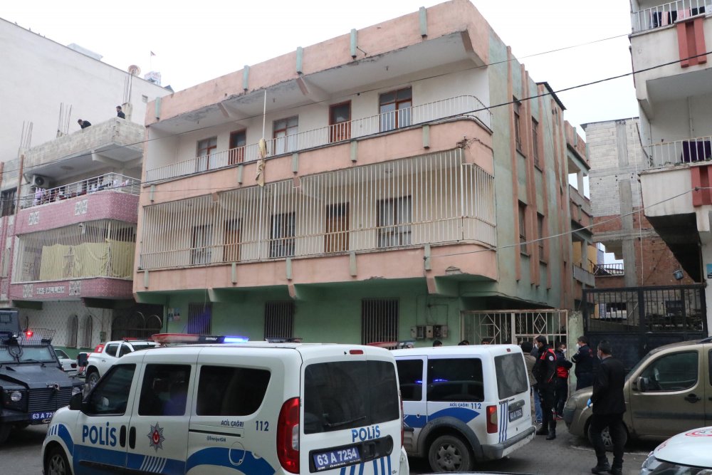 Ev sahibine kızıp evi ateşe verdiler, 2 polisi yaraladılar