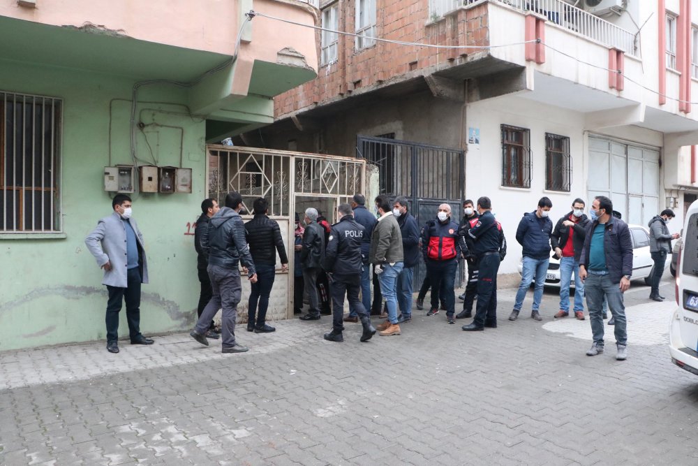 Ev sahibine kızıp evi ateşe verdiler, 2 polisi yaraladılar