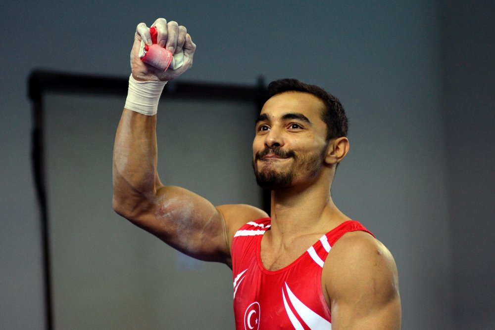 Ferhat Arıcan paralel barda Avrupa Şampiyonu oldu, asker selamı verdi