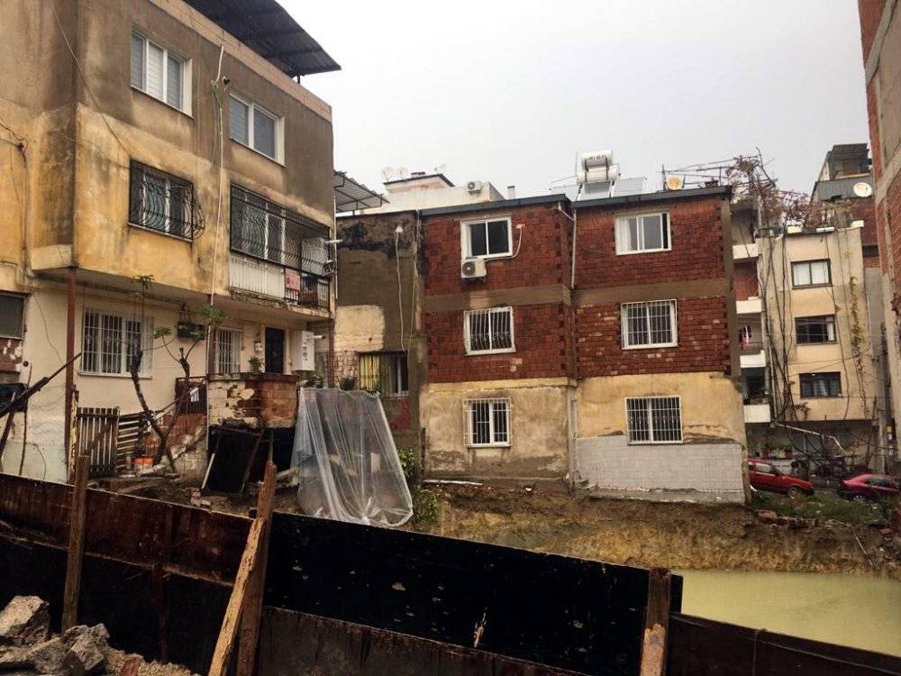 İzmir'de sağanak; yol çöktü, kayan bina tahliye edildi