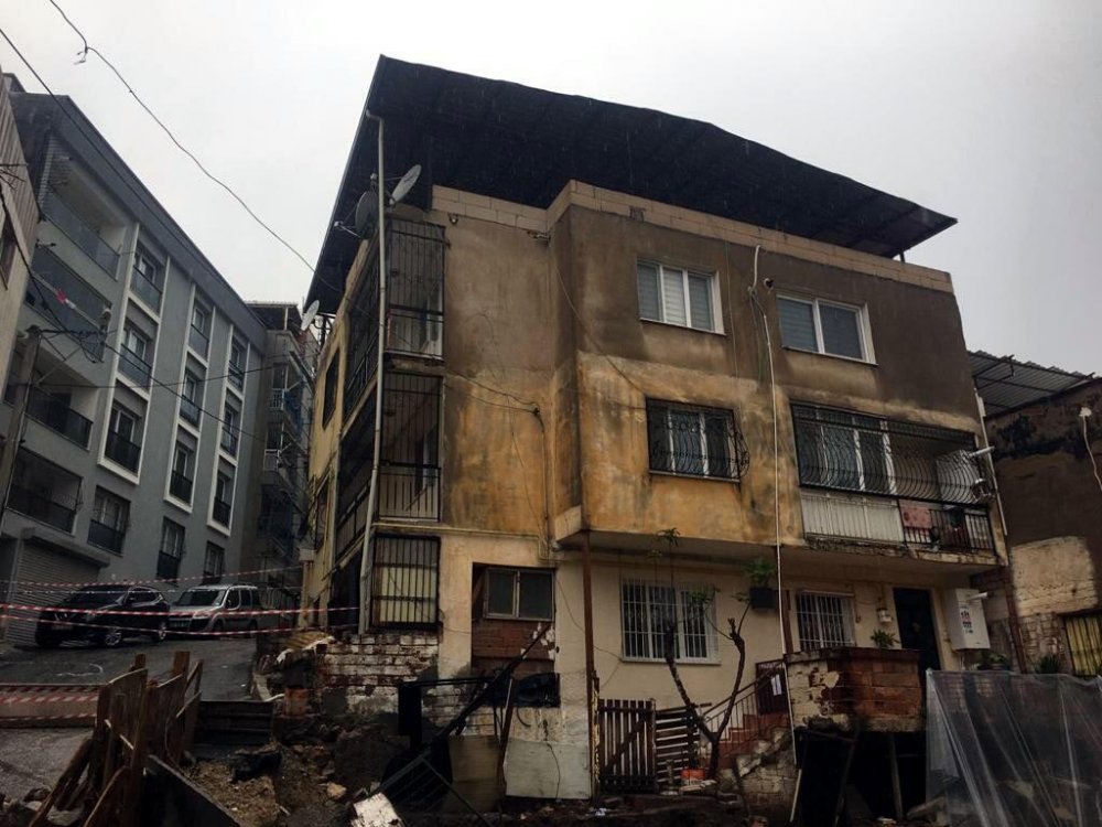 İzmir'de sağanak; yol çöktü, kayan bina tahliye edildi