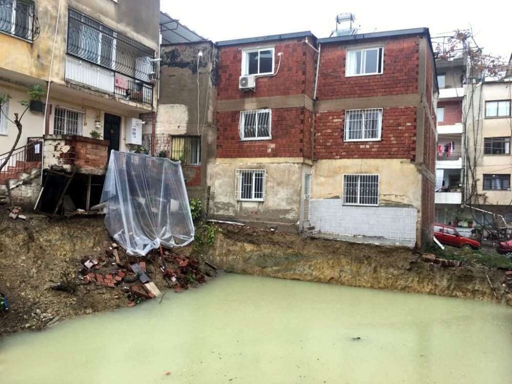 İzmir'de sağanak; yol çöktü, kayan bina tahliye edildi