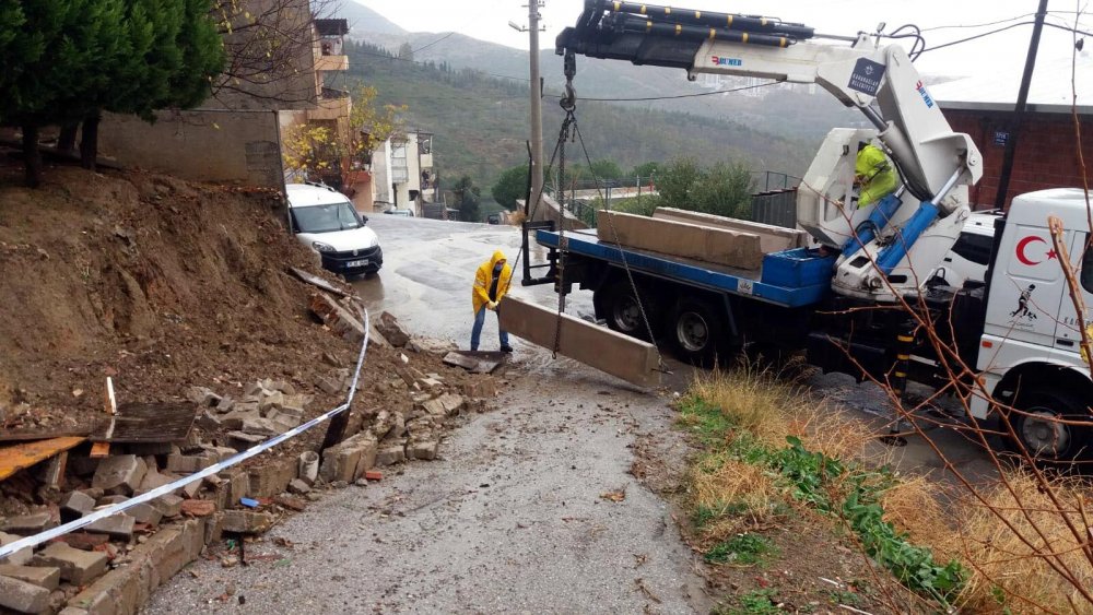 İzmir'de sağanak; yol çöktü, kayan bina tahliye edildi