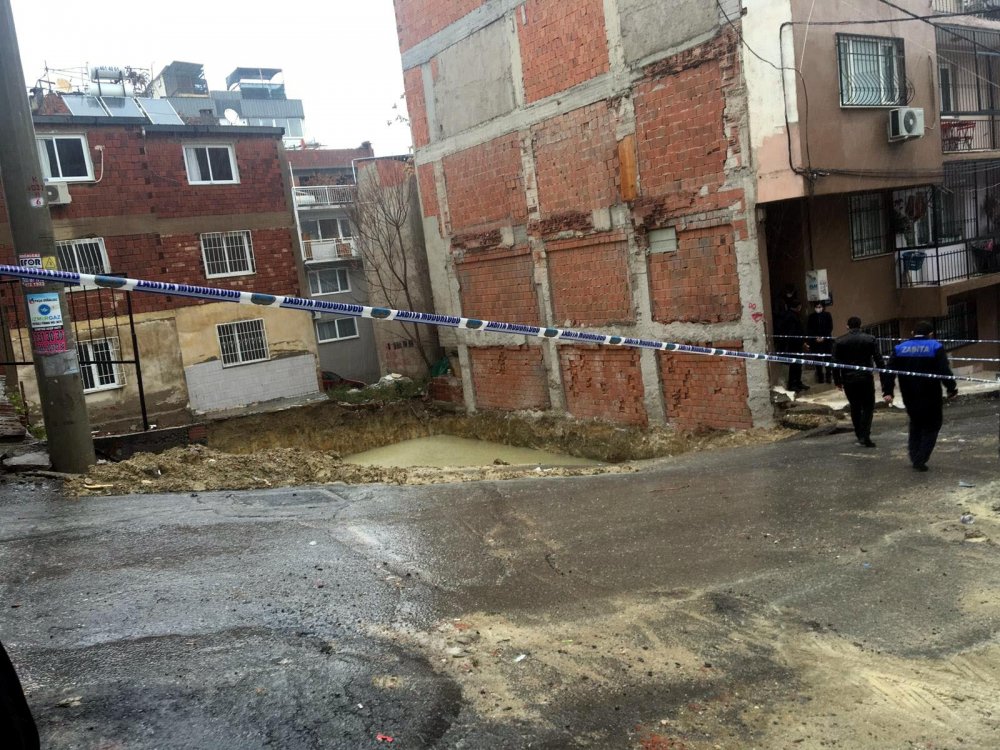 İzmir'de sağanak; yol çöktü, kayan bina tahliye edildi