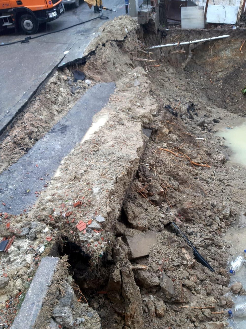 İzmir'de sağanak; yol çöktü, kayan bina tahliye edildi