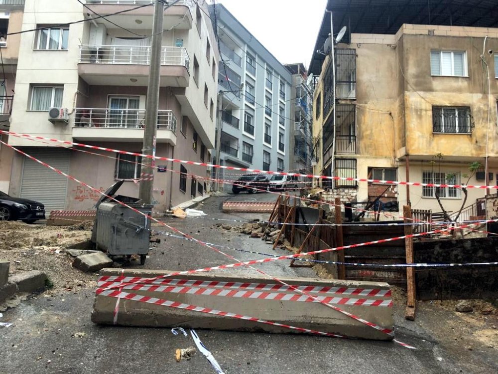 İzmir'de sağanak; yol çöktü, kayan bina tahliye edildi