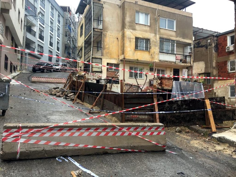 İzmir'de sağanak; yol çöktü, kayan bina tahliye edildi