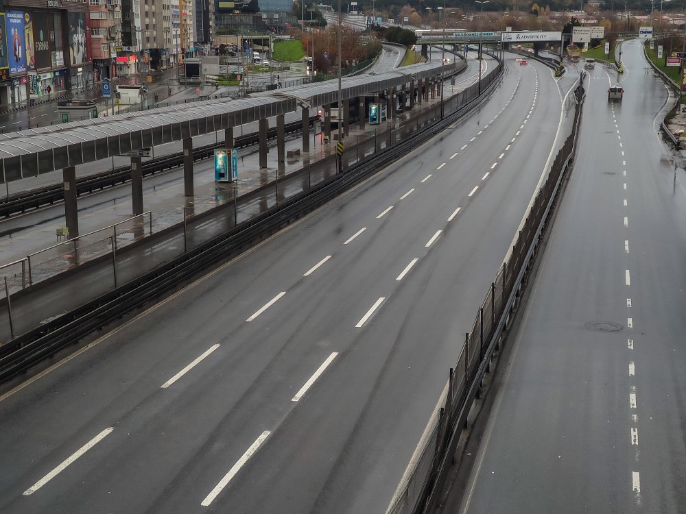 Kısıtlama nedeniyle meydanlar ve yollar boş kaldı