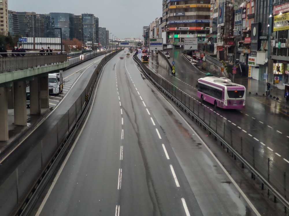 Kısıtlama nedeniyle meydanlar ve yollar boş kaldı
