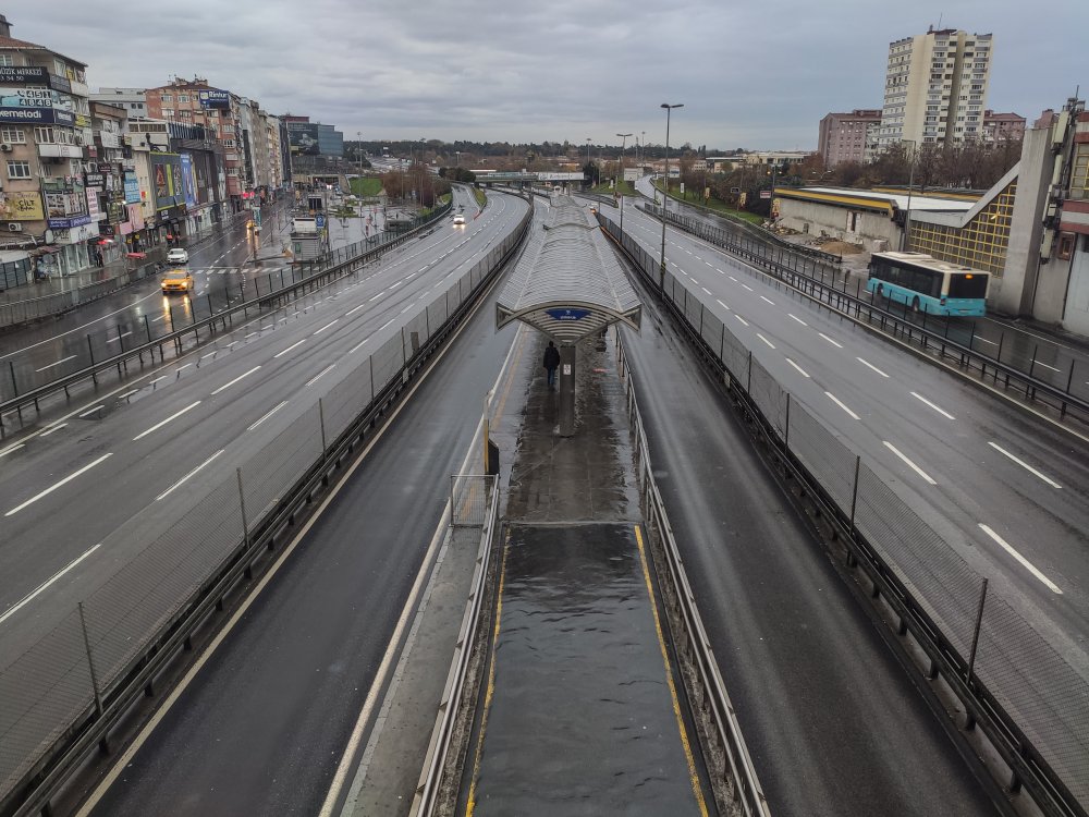 Kısıtlama nedeniyle meydanlar ve yollar boş kaldı