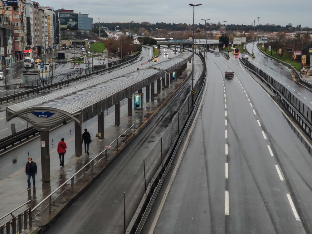 Kısıtlama nedeniyle meydanlar ve yollar boş kaldı