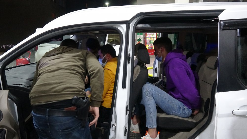 Polis kılığına girerek aracıyla uygulama yapan gence 4 bin 378 TL ceza kesildi