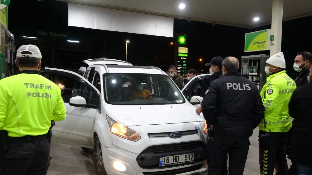 Polis kılığına girerek aracıyla uygulama yapan gence 4 bin 378 TL ceza kesildi