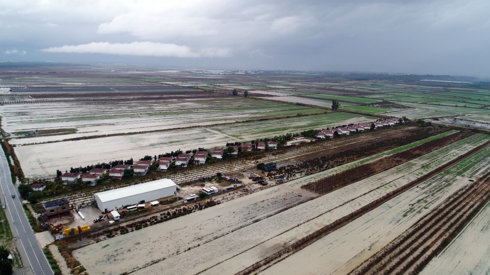Serik'te sağanak; tarım alanları su altında kaldı