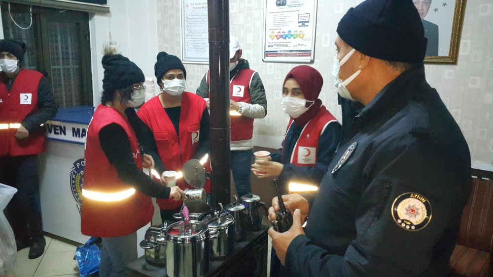 Soğuk havada görev yapan polislere sıcak çorba