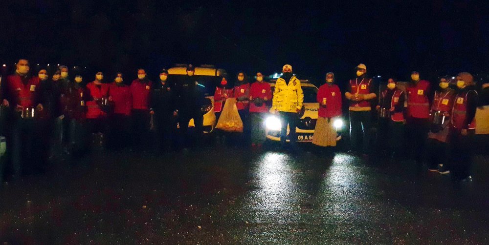 Soğuk havada görev yapan polislere sıcak çorba