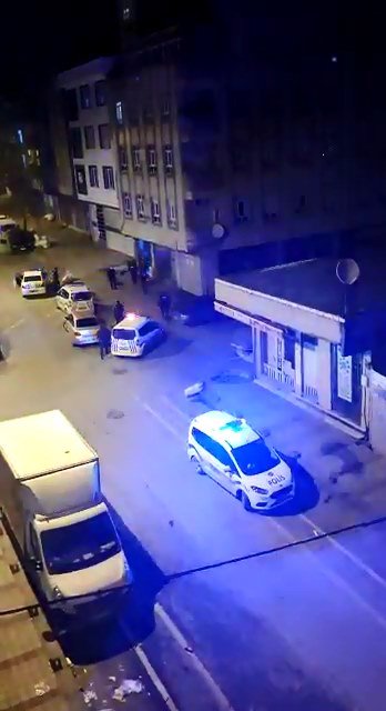 Sokağa çıkma kısıtlamasında apartman boşluğunda uyuşturucu kullanırken yakalandılar