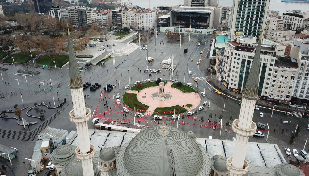 Taksim Meydanı'da merak uyandıran siren sesleri