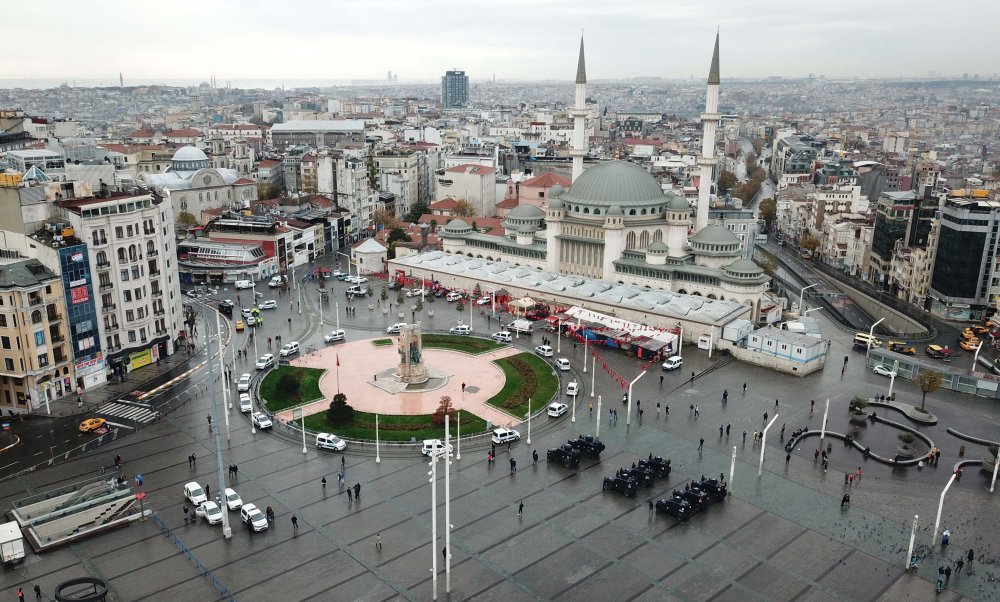 Taksim Meydanı'da merak uyandıran siren sesleri