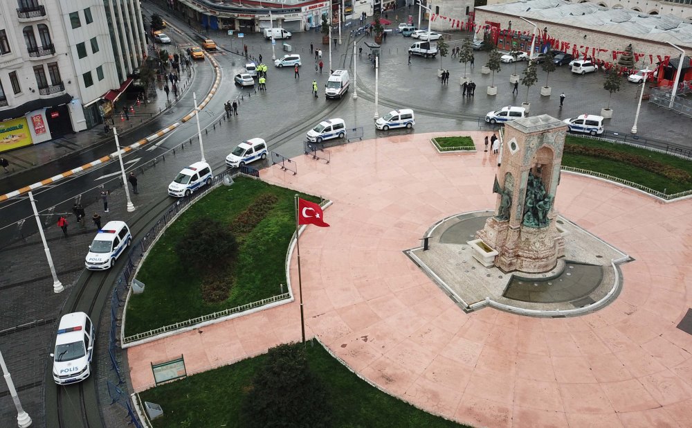 Taksim Meydanı'da merak uyandıran siren sesleri