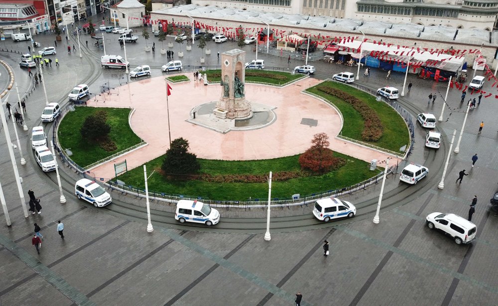 Taksim Meydanı'da merak uyandıran siren sesleri