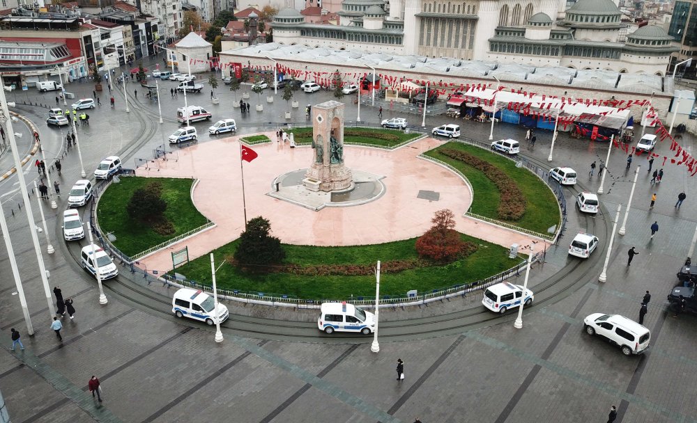 Taksim Meydanı'da merak uyandıran siren sesleri