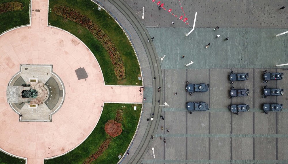 Taksim Meydanı'da merak uyandıran siren sesleri