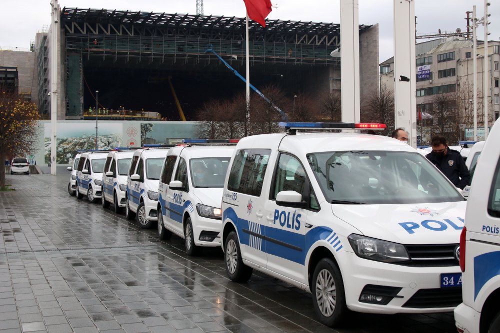Taksim Meydanı'da merak uyandıran siren sesleri