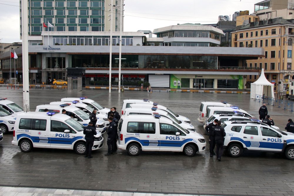 Taksim Meydanı'da merak uyandıran siren sesleri