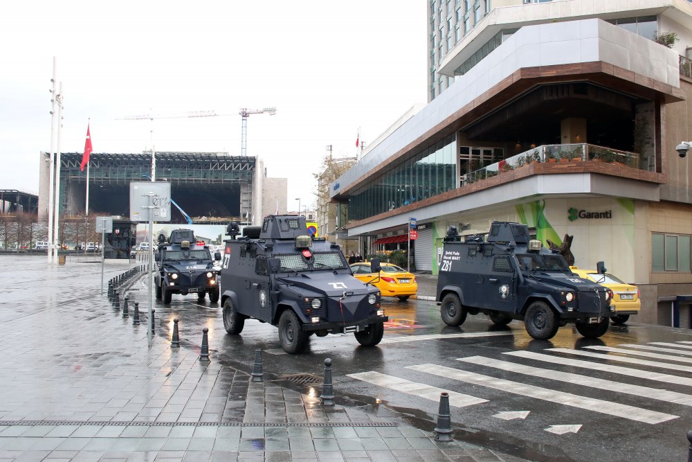 Taksim Meydanı'da merak uyandıran siren sesleri