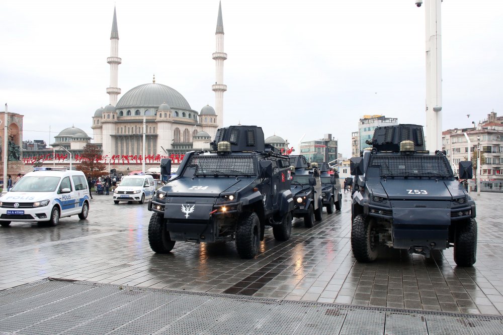 Taksim Meydanı'da merak uyandıran siren sesleri