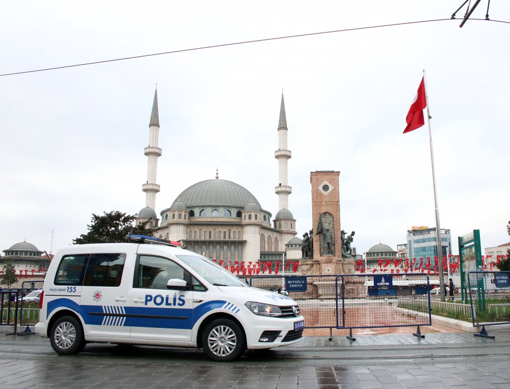 Taksim Meydanı'da merak uyandıran siren sesleri