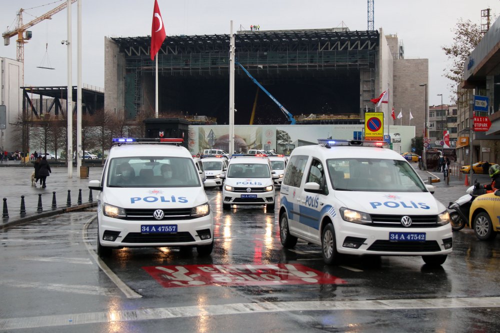 Taksim Meydanı'da merak uyandıran siren sesleri