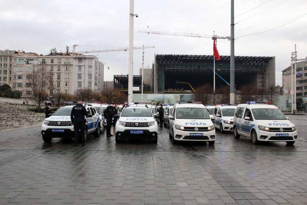 Taksim Meydanı'da merak uyandıran siren sesleri