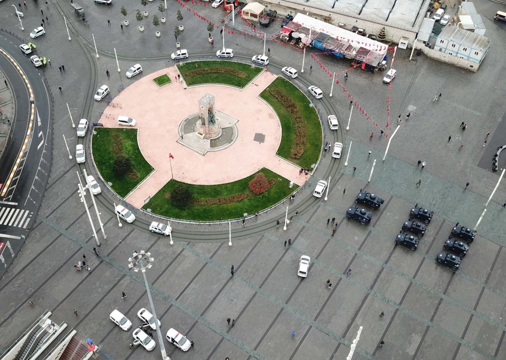 Taksim Meydanı'da merak uyandıran siren sesleri