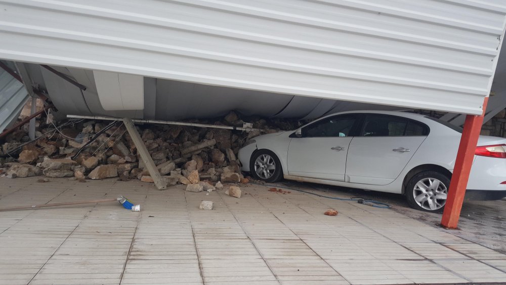 İstinat duvarı otoparkın üzerine çöktü, bir otomobil hasar gördü