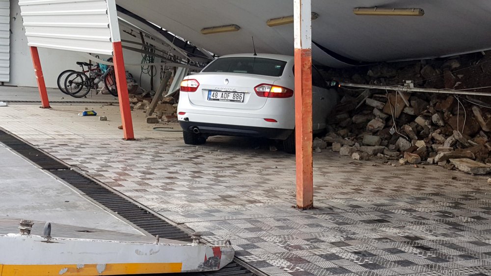 İstinat duvarı otoparkın üzerine çöktü, bir otomobil hasar gördü