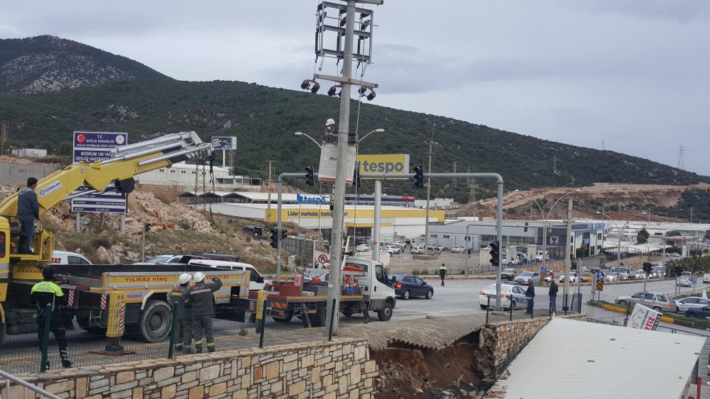 İstinat duvarı otoparkın üzerine çöktü, bir otomobil hasar gördü
